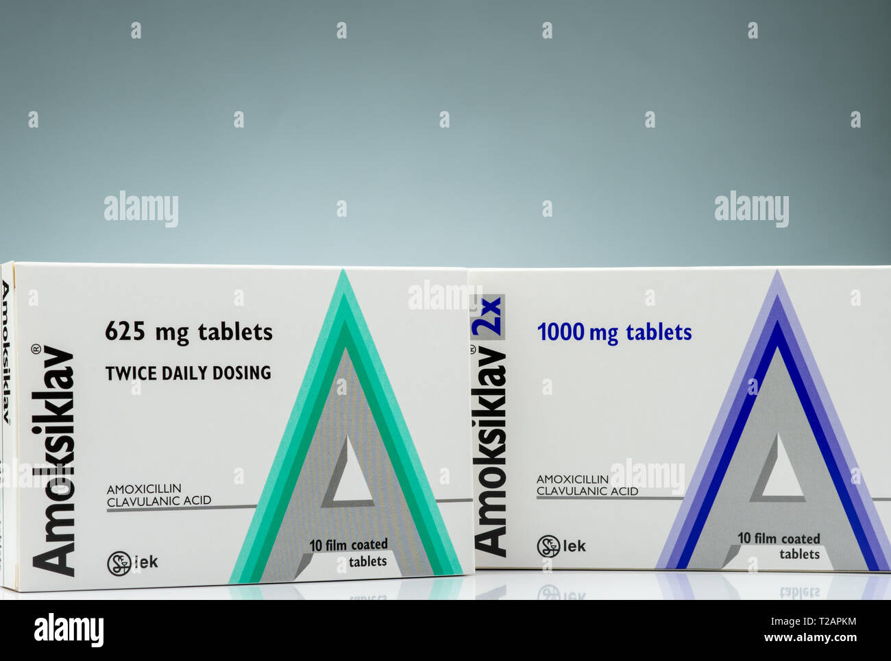 CHONBURI, Thailandia-ottobre 14, 2018 : Amoksiklav 625 e 1000 mg compresse rivestite con film. Amoxicillina e acido clavulanico. Antibiotici pillole su gradiente b Foto Stock