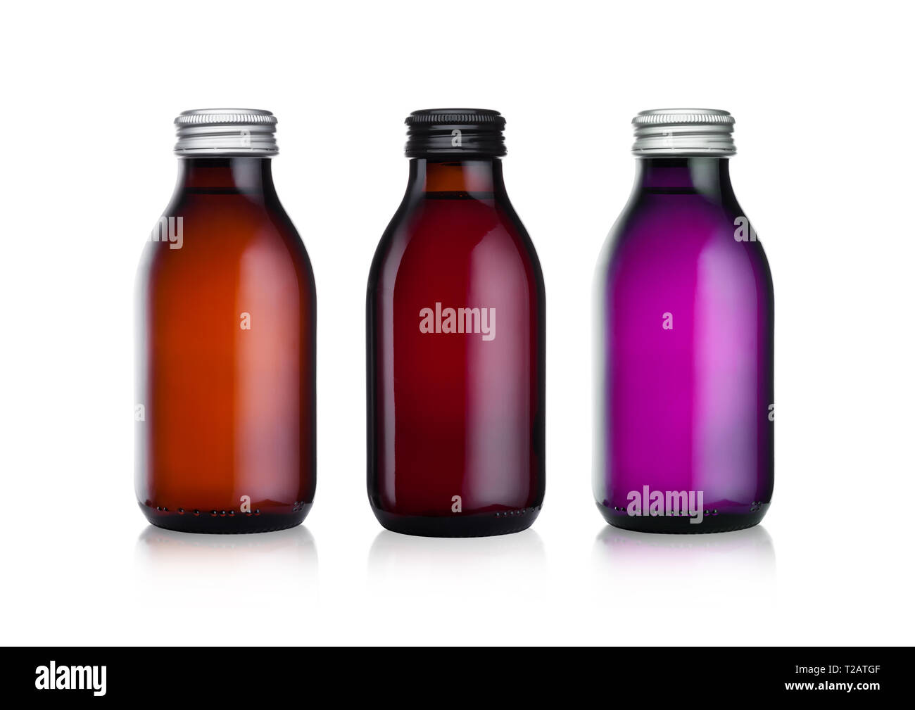 Bottiglie di vetro di botanical energy drink con il nero e il cappuccio argento su sfondo bianco Foto Stock
