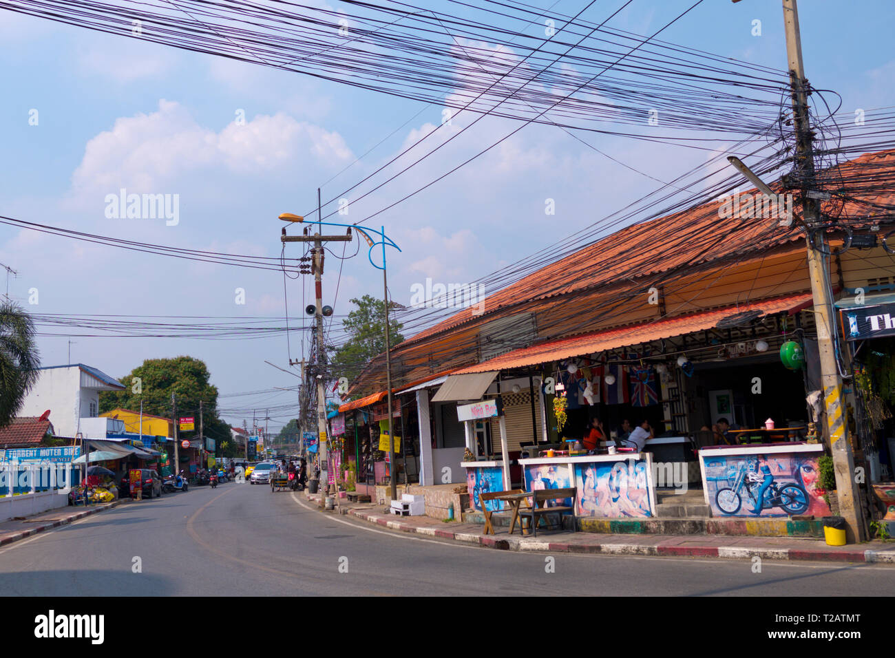 Maenamkwai Road, la strada principale di Kanchanaburi, Thailandia Foto Stock