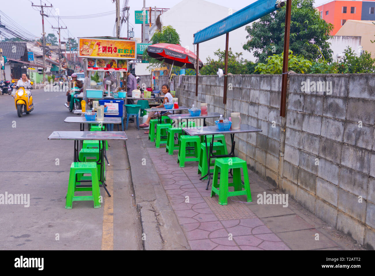 Cibo di strada, di stallo Maenamkwai Road, la strada principale di Kanchanaburi, Thailandia Foto Stock