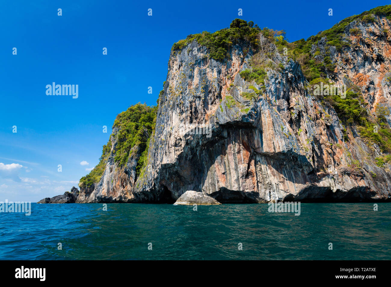 Grotta dello Smeraldo (Tham Morakot) sulla tropicale Koh Mook island in Thailandia. Paesaggio dal longtailboat sul mare Foto Stock