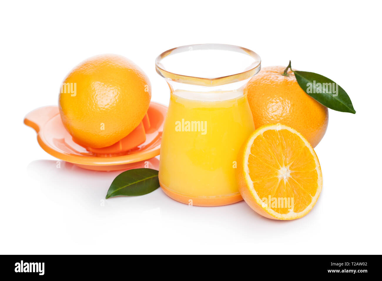 Arance fresche, spremitore di agrumi e bicchiere di succo di frutta,  isolato su sfondo bianco Foto stock - Alamy