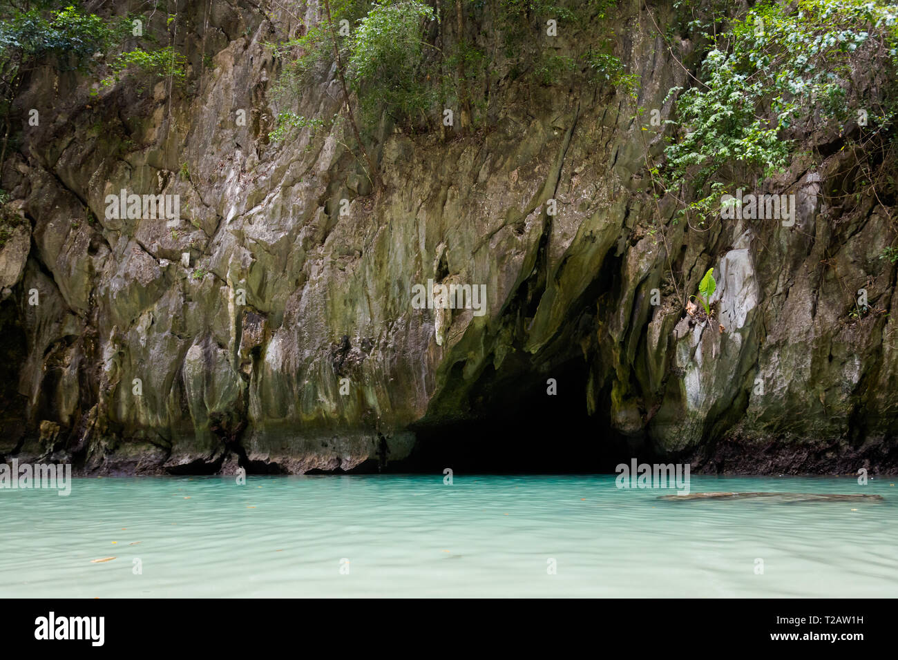 Grotta dello Smeraldo (Tham Morakot) sulla tropicale Koh Mook island in Thailandia. Paesaggio interno sulla spiaggia Foto Stock