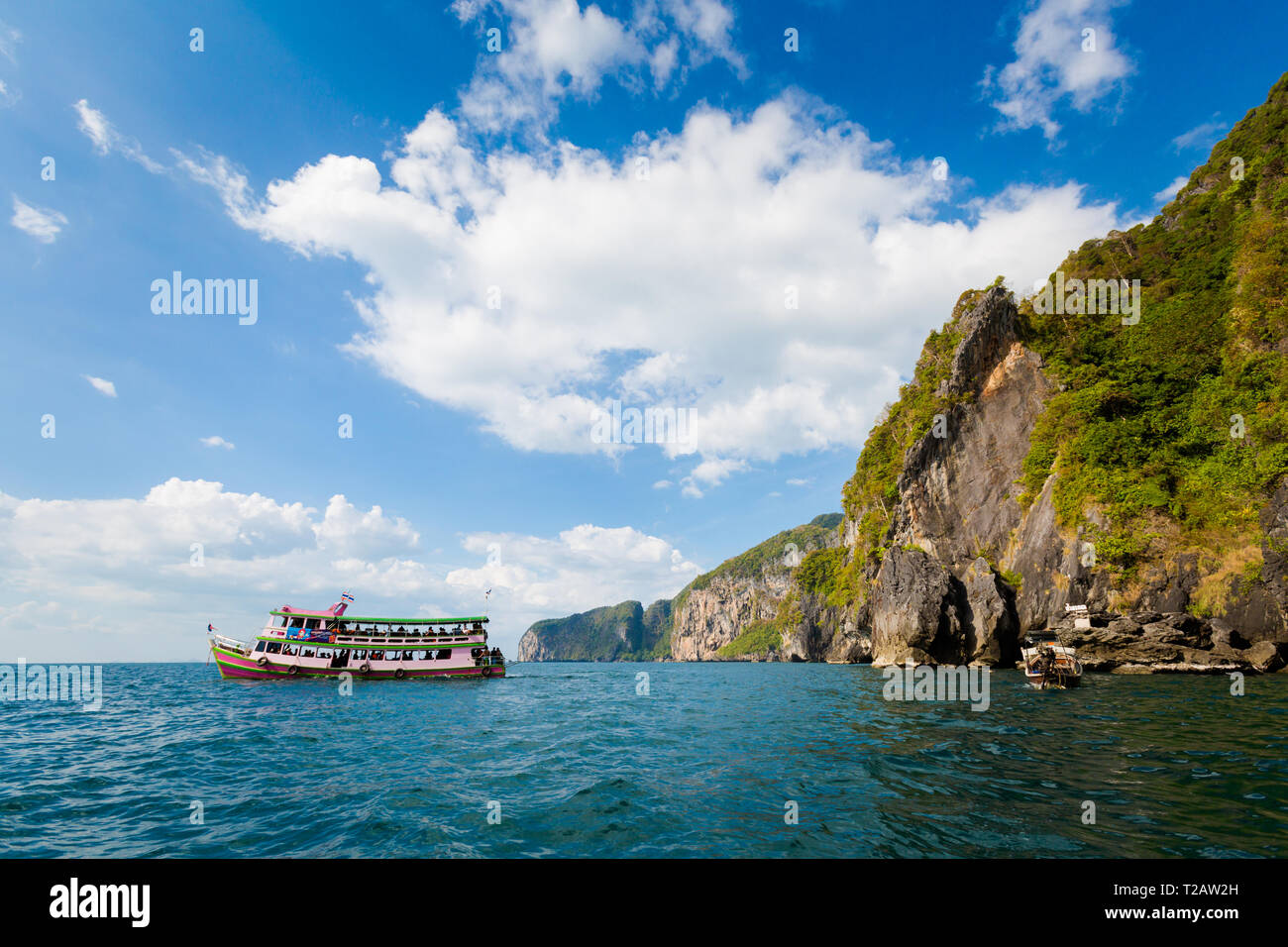 Grotta dello Smeraldo (Tham Morakot) sulla tropicale Koh Mook island in Thailandia. Paesaggio dal longtailboat sul mare Foto Stock