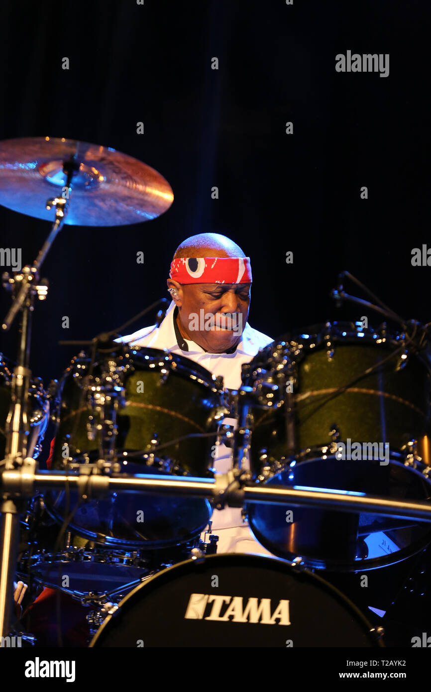 CRACOW POLONIA - MARZO 16, 2016: famoso batterista americano Billy Cobham dal vivo sul palco in ghiaccio Cracow Polonia Foto Stock