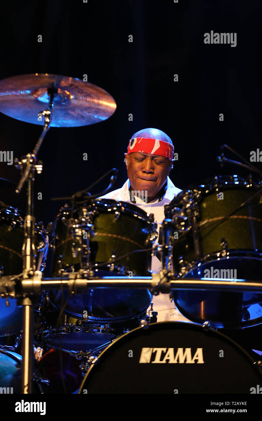 CRACOW POLONIA - MARZO 16, 2016: famoso batterista americano Billy Cobham dal vivo sul palco in ghiaccio Cracow Polonia Foto Stock