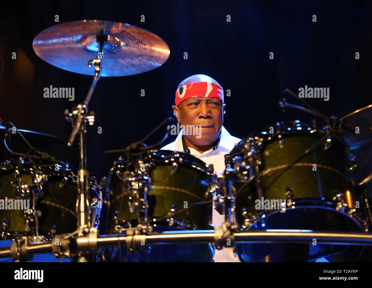 CRACOW POLONIA - MARZO 16, 2016: famoso batterista americano Billy Cobham dal vivo sul palco in ghiaccio Cracow Polonia Foto Stock
