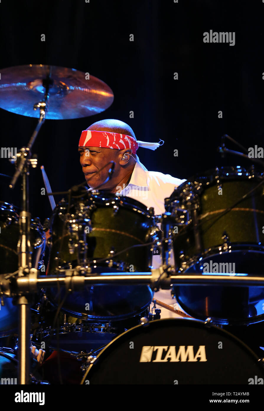 CRACOW POLONIA - MARZO 16, 2016: famoso batterista americano Billy Cobham dal vivo sul palco in ghiaccio Cracow Polonia Foto Stock