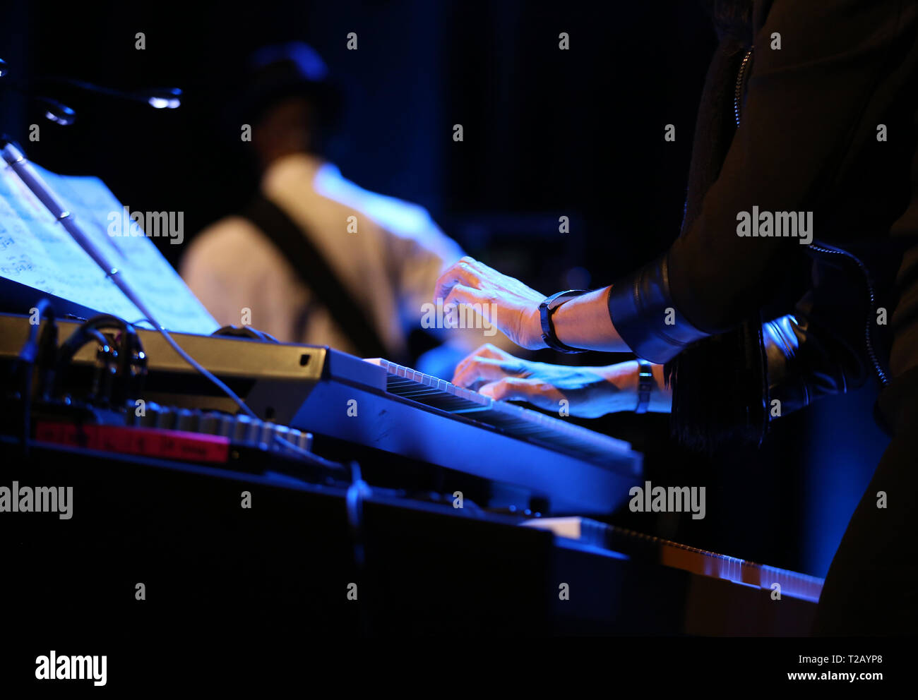 CRACOW POLONIA - MARZO 16, 2016: famoso batterista americano Billy Cobham dal vivo sul palco in ghiaccio Cracow Polonia Foto Stock