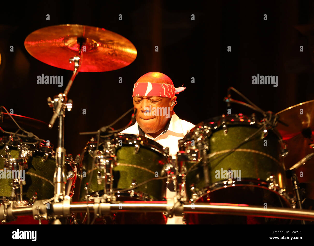 CRACOW POLONIA - MARZO 16, 2016: famoso batterista americano Billy Cobham dal vivo sul palco in ghiaccio Cracow Polonia Foto Stock