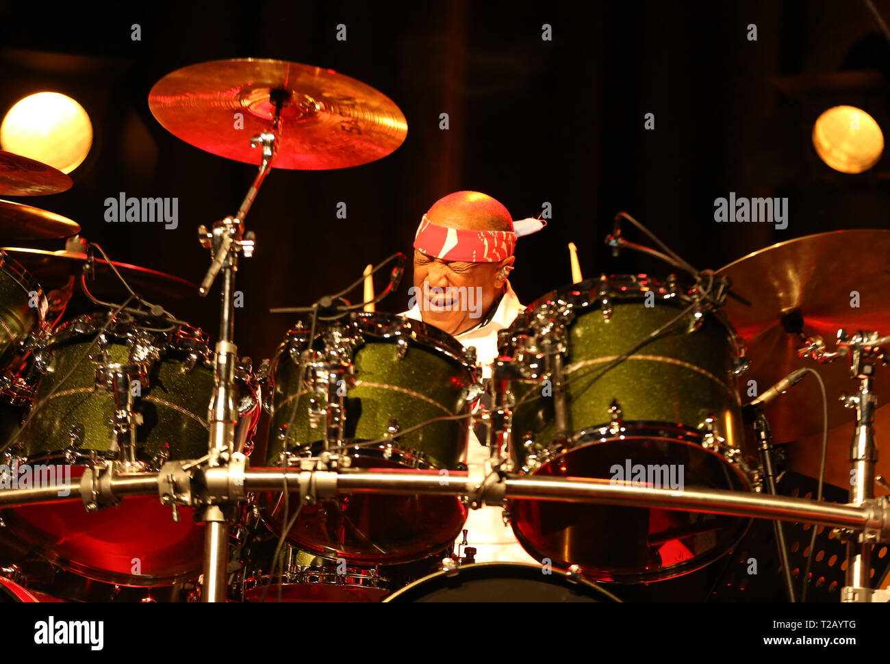 CRACOW POLONIA - MARZO 16, 2016: famoso batterista americano Billy Cobham dal vivo sul palco in ghiaccio Cracow Polonia Foto Stock
