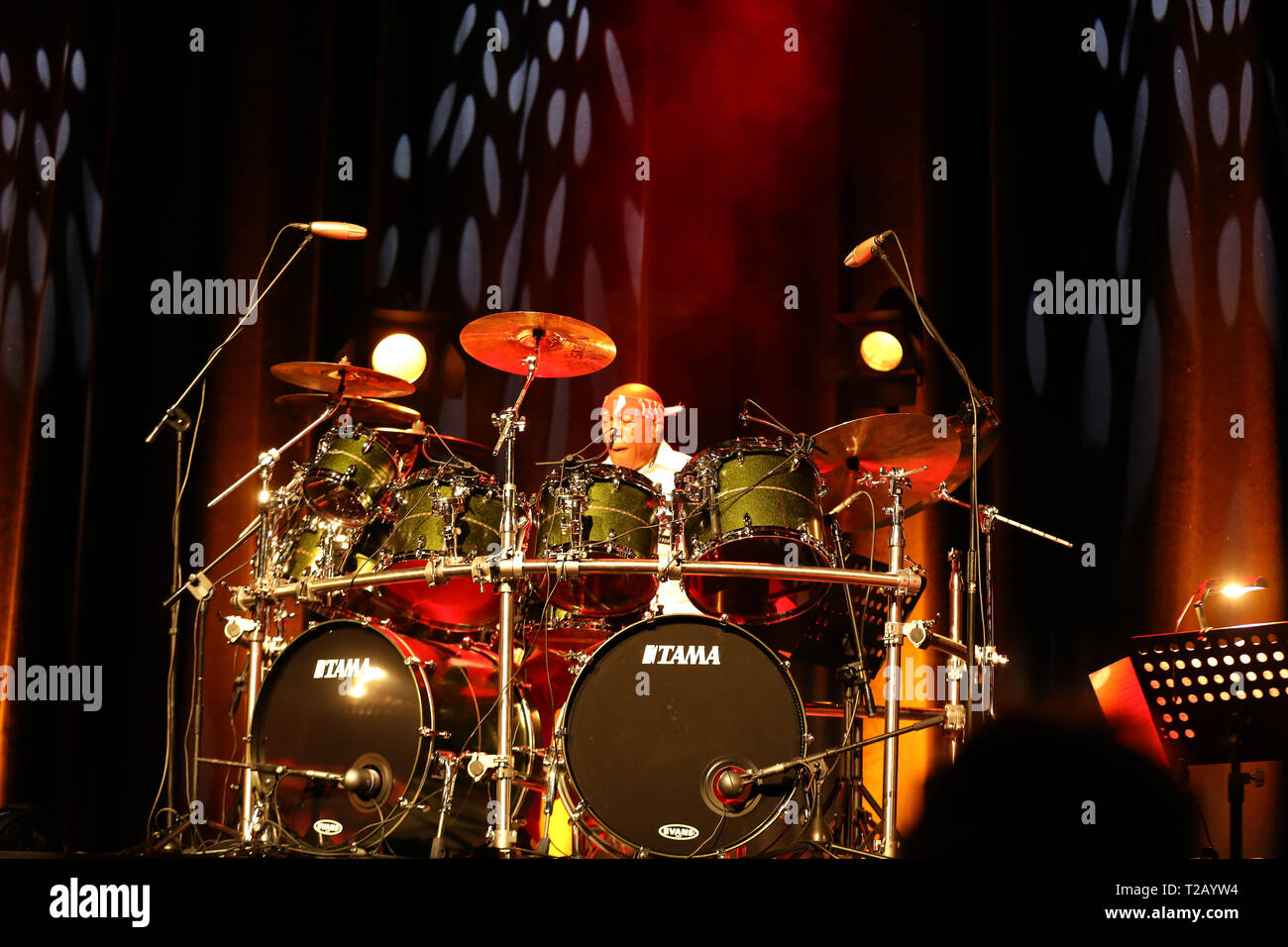 CRACOW POLONIA - MARZO 16, 2016: famoso batterista americano Billy Cobham dal vivo sul palco in ghiaccio Cracow Polonia Foto Stock
