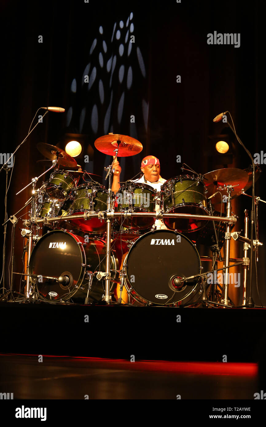 CRACOW POLONIA - MARZO 16, 2016: famoso batterista americano Billy Cobham dal vivo sul palco in ghiaccio Cracow Polonia Foto Stock