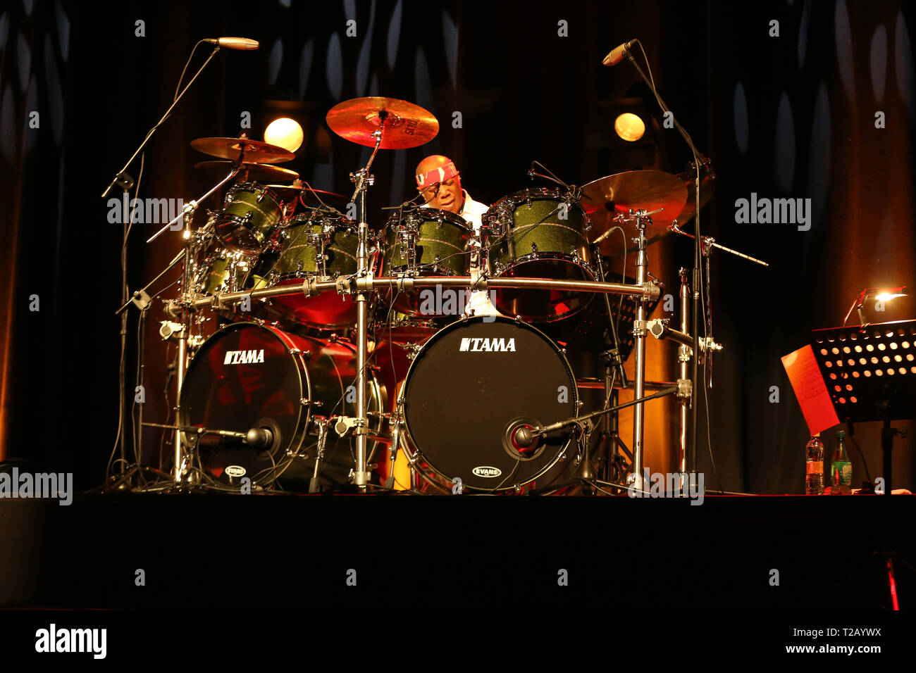 CRACOW POLONIA - MARZO 16, 2016: famoso batterista americano Billy Cobham dal vivo sul palco in ghiaccio Cracow Polonia Foto Stock