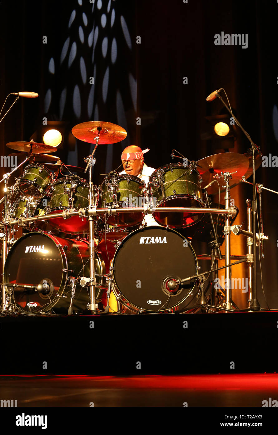 CRACOW POLONIA - MARZO 16, 2016: famoso batterista americano Billy Cobham dal vivo sul palco in ghiaccio Cracow Polonia Foto Stock