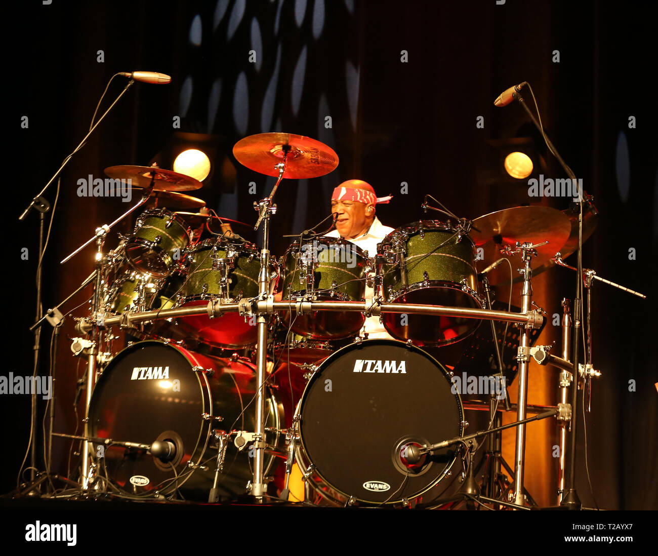CRACOW POLONIA - MARZO 16, 2016: famoso batterista americano Billy Cobham dal vivo sul palco in ghiaccio Cracow Polonia Foto Stock