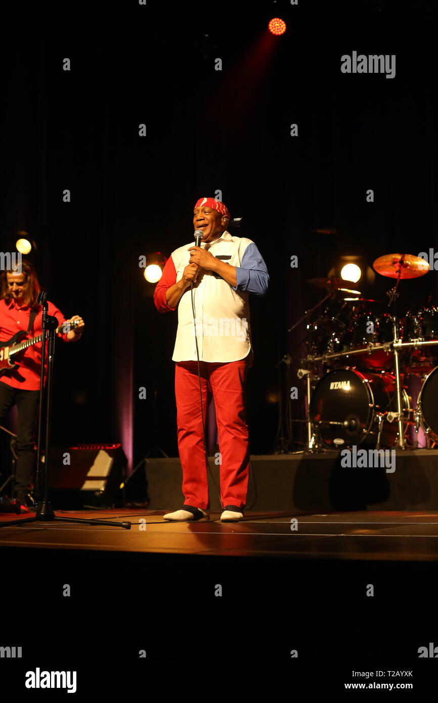 CRACOW POLONIA - MARZO 16, 2016: famoso batterista americano Billy Cobham dal vivo sul palco in ghiaccio Cracow Polonia Foto Stock
