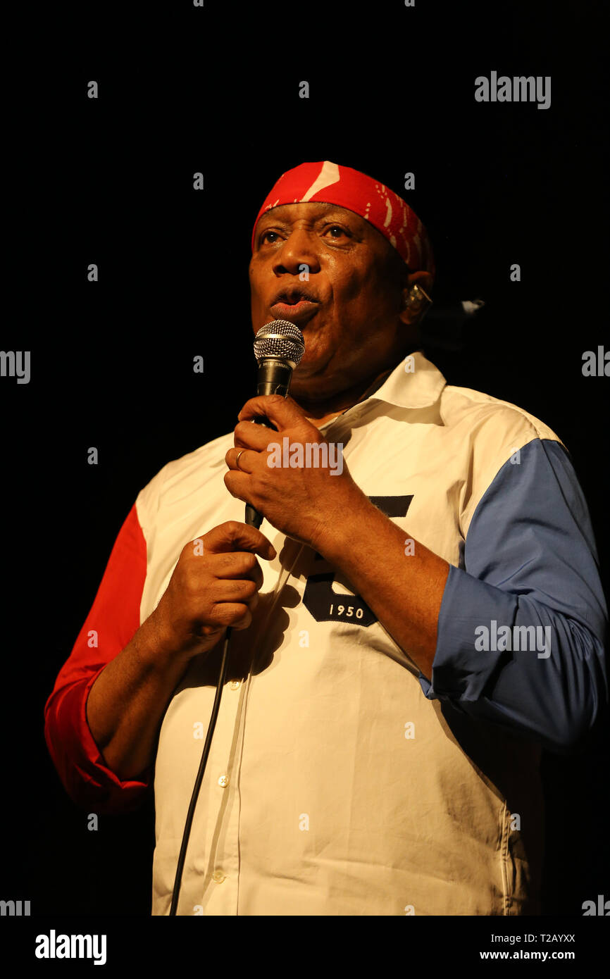 CRACOW POLONIA - MARZO 16, 2016: famoso batterista americano Billy Cobham dal vivo sul palco in ghiaccio Cracow Polonia Foto Stock