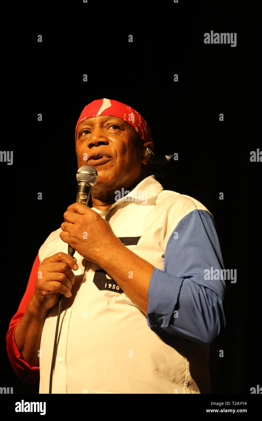 CRACOW POLONIA - MARZO 16, 2016: famoso batterista americano Billy Cobham dal vivo sul palco in ghiaccio Cracow Polonia Foto Stock