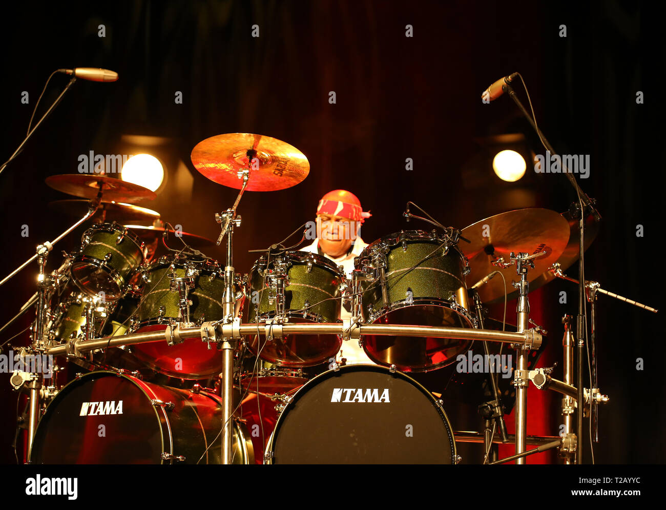 CRACOW POLONIA - MARZO 16, 2016: famoso batterista americano Billy Cobham dal vivo sul palco in ghiaccio Cracow Polonia Foto Stock
