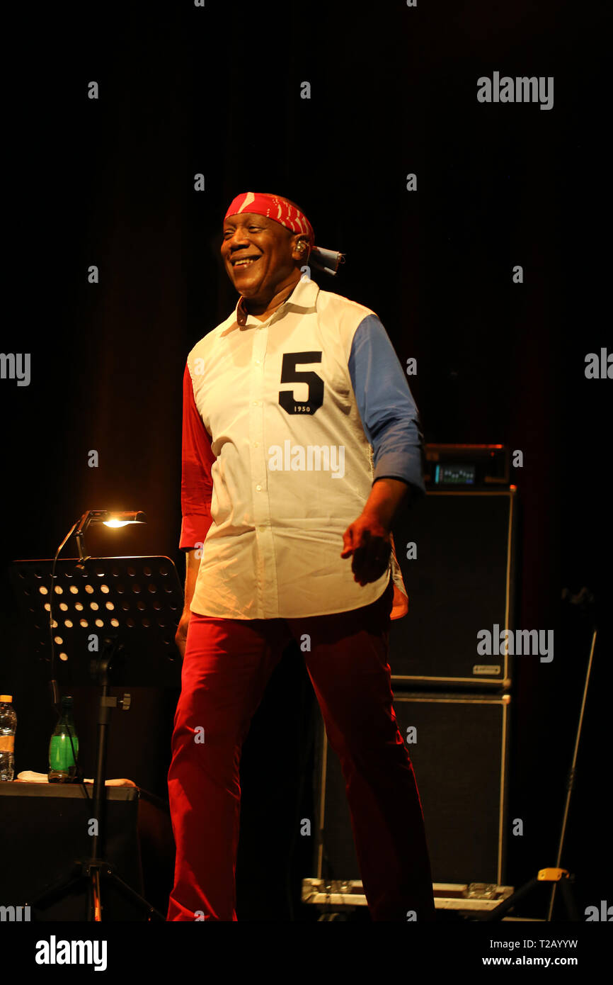 CRACOW POLONIA - MARZO 16, 2016: famoso batterista americano Billy Cobham dal vivo sul palco in ghiaccio Cracow Polonia Foto Stock