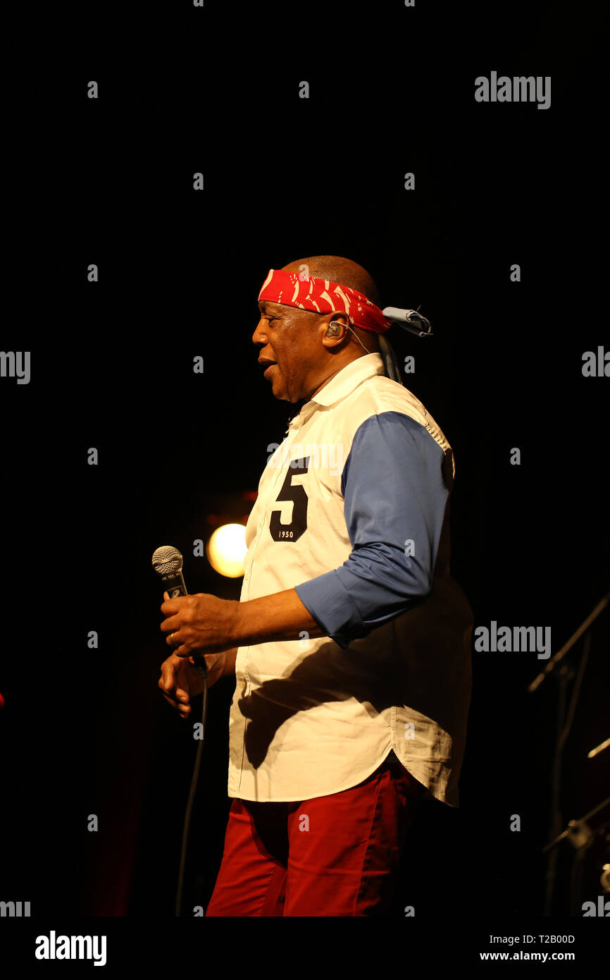 CRACOW POLONIA - MARZO 16, 2016: famoso batterista americano Billy Cobham dal vivo sul palco in ghiaccio Cracow Polonia Foto Stock