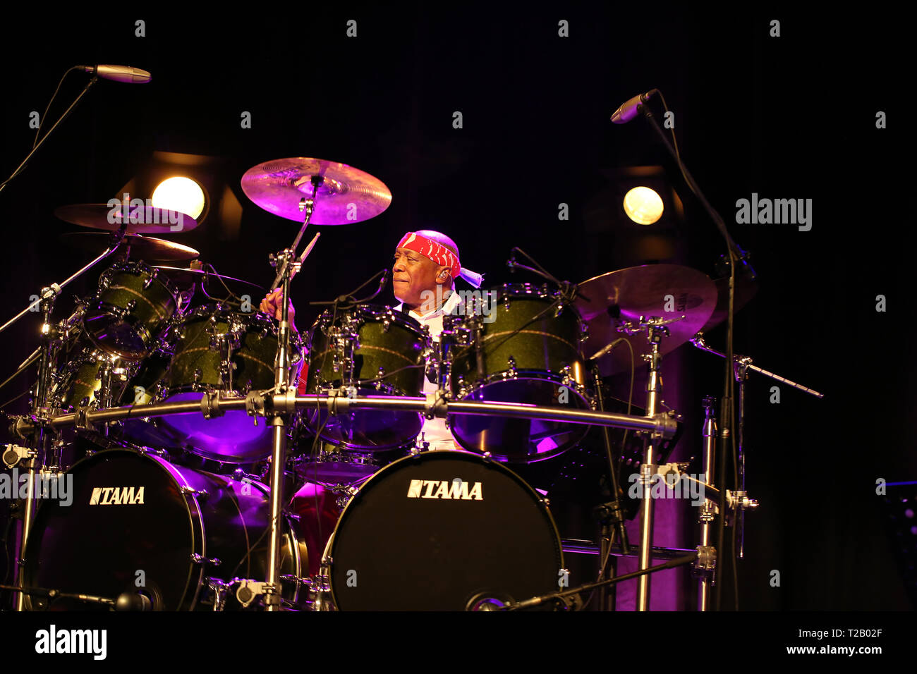 CRACOW POLONIA - MARZO 16, 2016: famoso batterista americano Billy Cobham dal vivo sul palco in ghiaccio Cracow Polonia Foto Stock