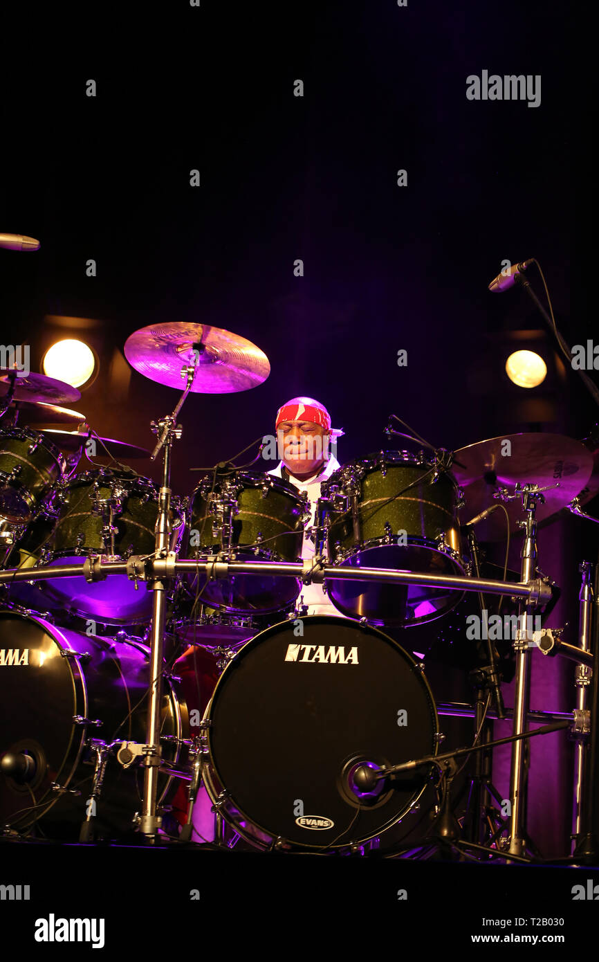 CRACOW POLONIA - MARZO 16, 2016: famoso batterista americano Billy Cobham dal vivo sul palco in ghiaccio Cracow Polonia Foto Stock