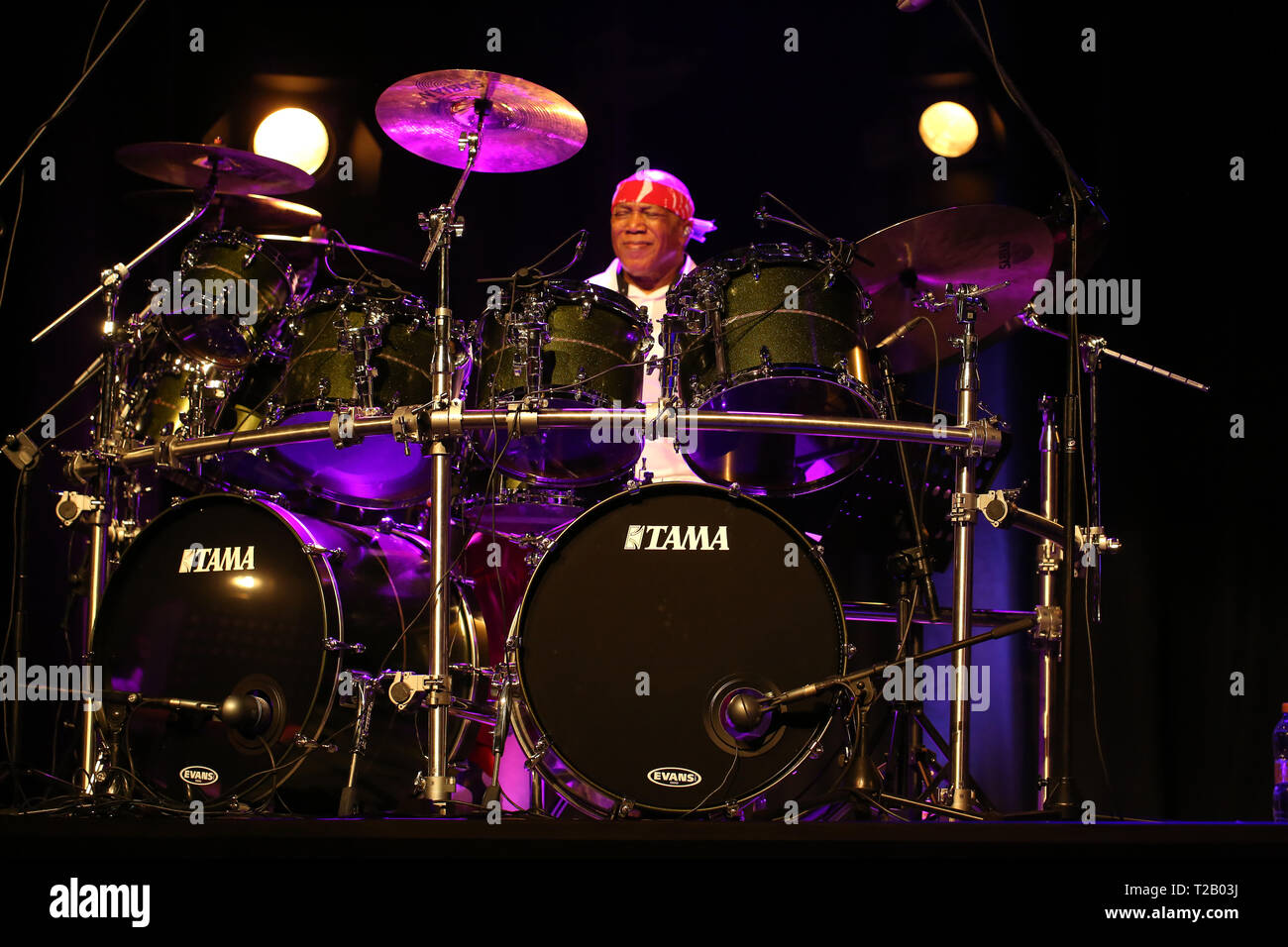 CRACOW POLONIA - MARZO 16, 2016: famoso batterista americano Billy Cobham dal vivo sul palco in ghiaccio Cracow Polonia Foto Stock