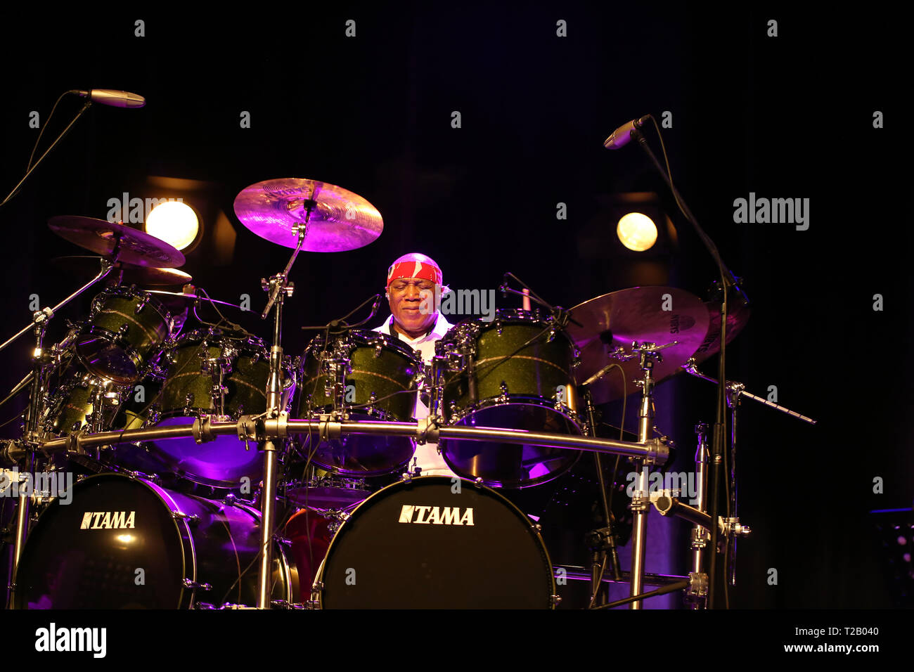 CRACOW POLONIA - MARZO 16, 2016: famoso batterista americano Billy Cobham dal vivo sul palco in ghiaccio Cracow Polonia Foto Stock