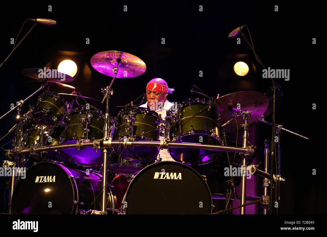CRACOW POLONIA - MARZO 16, 2016: famoso batterista americano Billy Cobham dal vivo sul palco in ghiaccio Cracow Polonia Foto Stock