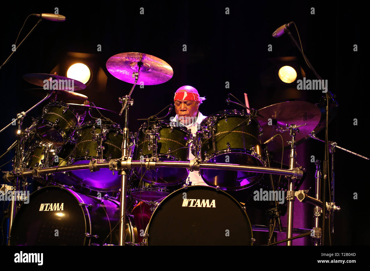 CRACOW POLONIA - MARZO 16, 2016: famoso batterista americano Billy Cobham dal vivo sul palco in ghiaccio Cracow Polonia Foto Stock