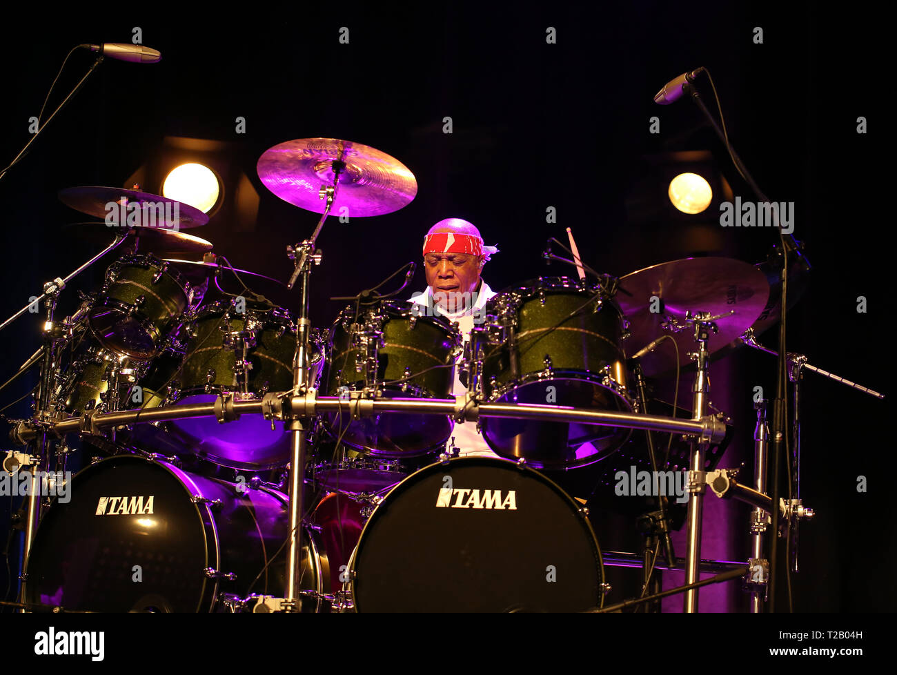CRACOW POLONIA - MARZO 16, 2016: famoso batterista americano Billy Cobham dal vivo sul palco in ghiaccio Cracow Polonia Foto Stock