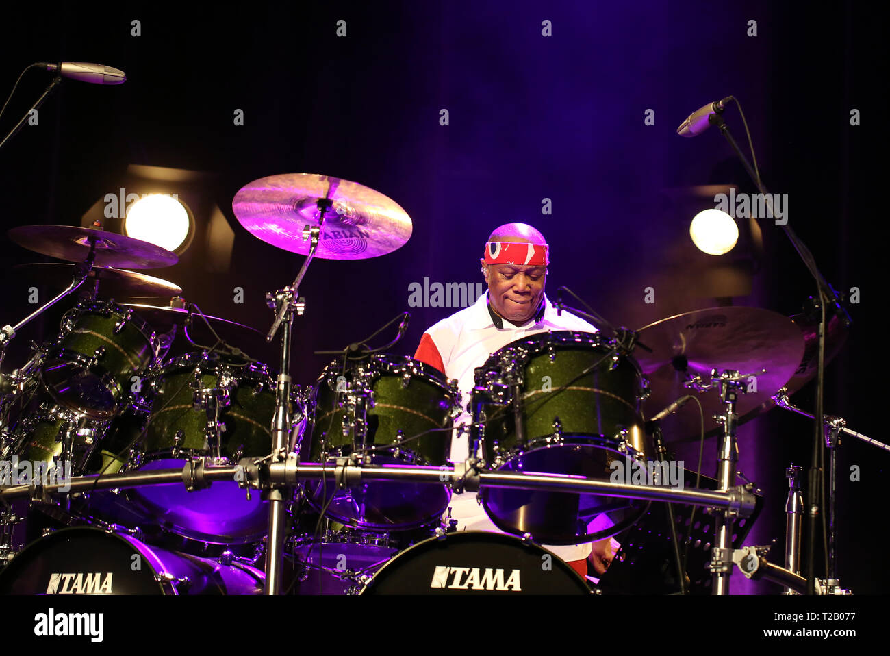 CRACOW POLONIA - MARZO 16, 2016: famoso batterista americano Billy Cobham dal vivo sul palco in ghiaccio Cracow Polonia Foto Stock
