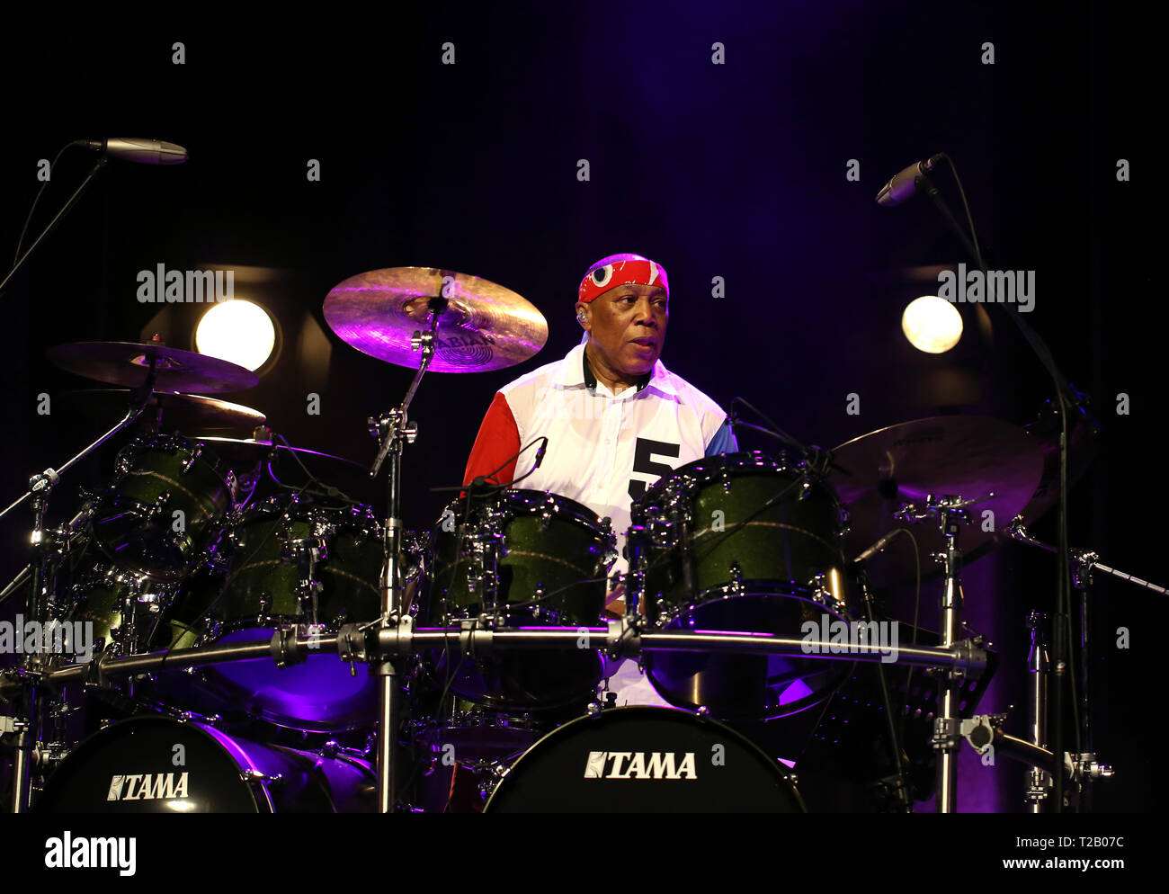 CRACOW POLONIA - MARZO 16, 2016: famoso batterista americano Billy Cobham dal vivo sul palco in ghiaccio Cracow Polonia Foto Stock
