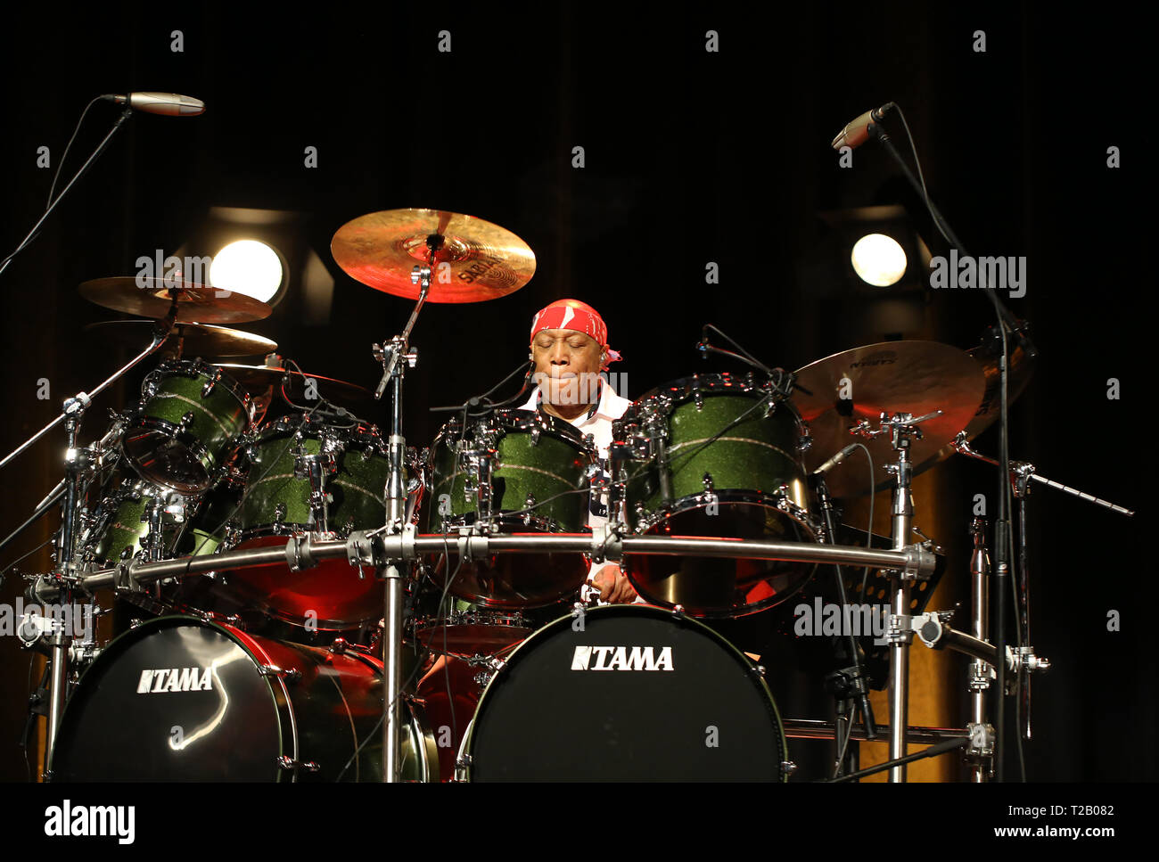 CRACOW POLONIA - MARZO 16, 2016: famoso batterista americano Billy Cobham dal vivo sul palco in ghiaccio Cracow Polonia Foto Stock