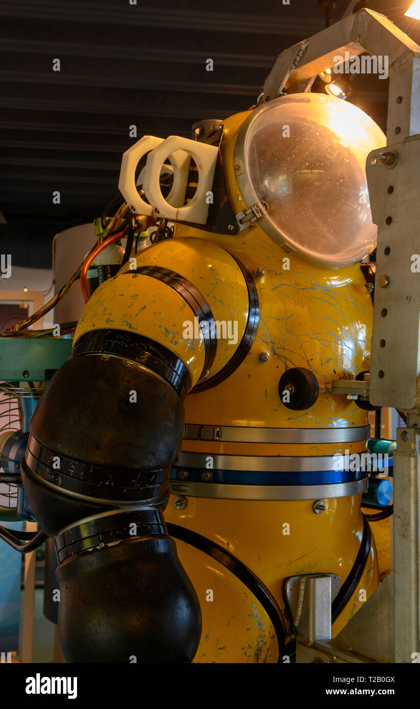 Acque profonde di attrezzature subacquee sul display all'Aberdeen Maritime Museum, Aberdeen Aberdeenshire, Scotland, Regno Unito Foto Stock