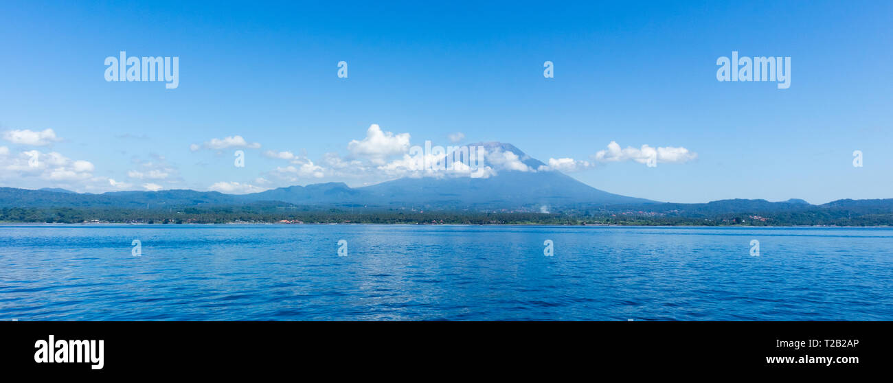 Vulcano Agung vista dal mare. Isola di Bali, Indonesia Foto Stock