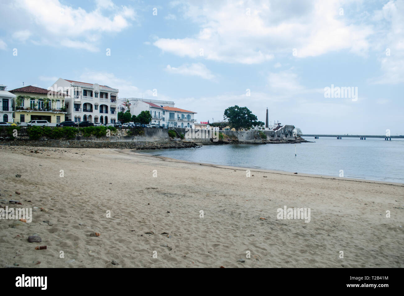 Plaza de Francia e Las Bovedas come si vede da una delle ultime spiagge nella città di Panama Foto Stock
