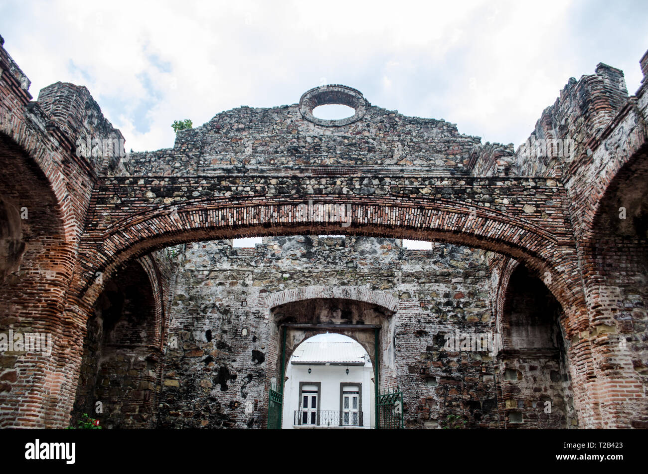 L'arco piatto della chiesa e convento di Santo Domingo nel Casco Viejo Foto Stock