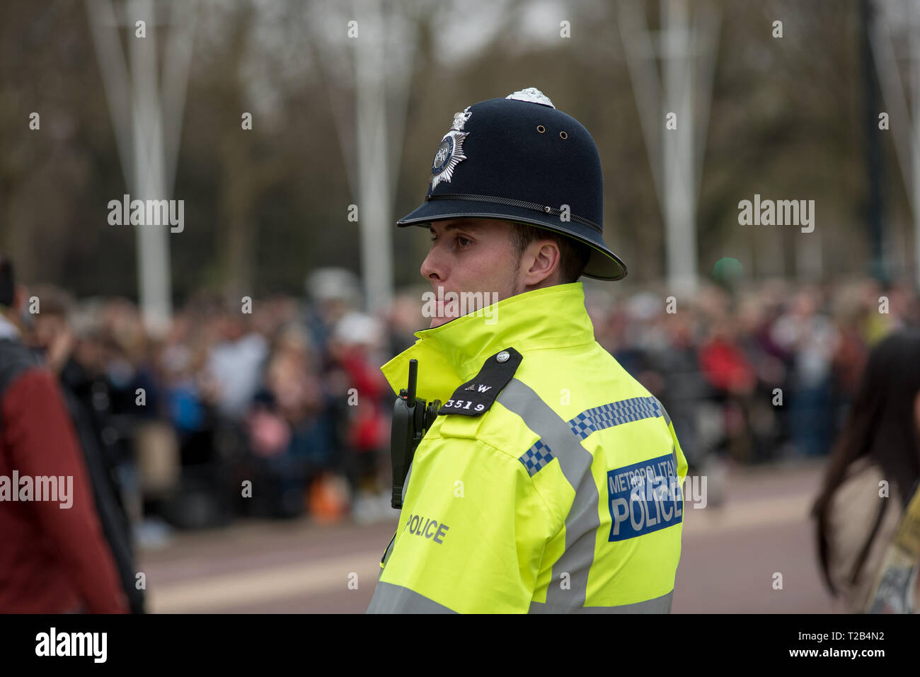 LONDON, Regno Unito - 22 Marzo 2019: la Metropolitan Police Officer pattugliamento vicino al Buckingham Palace durante la modifica della sfilata delle Guardie Foto Stock