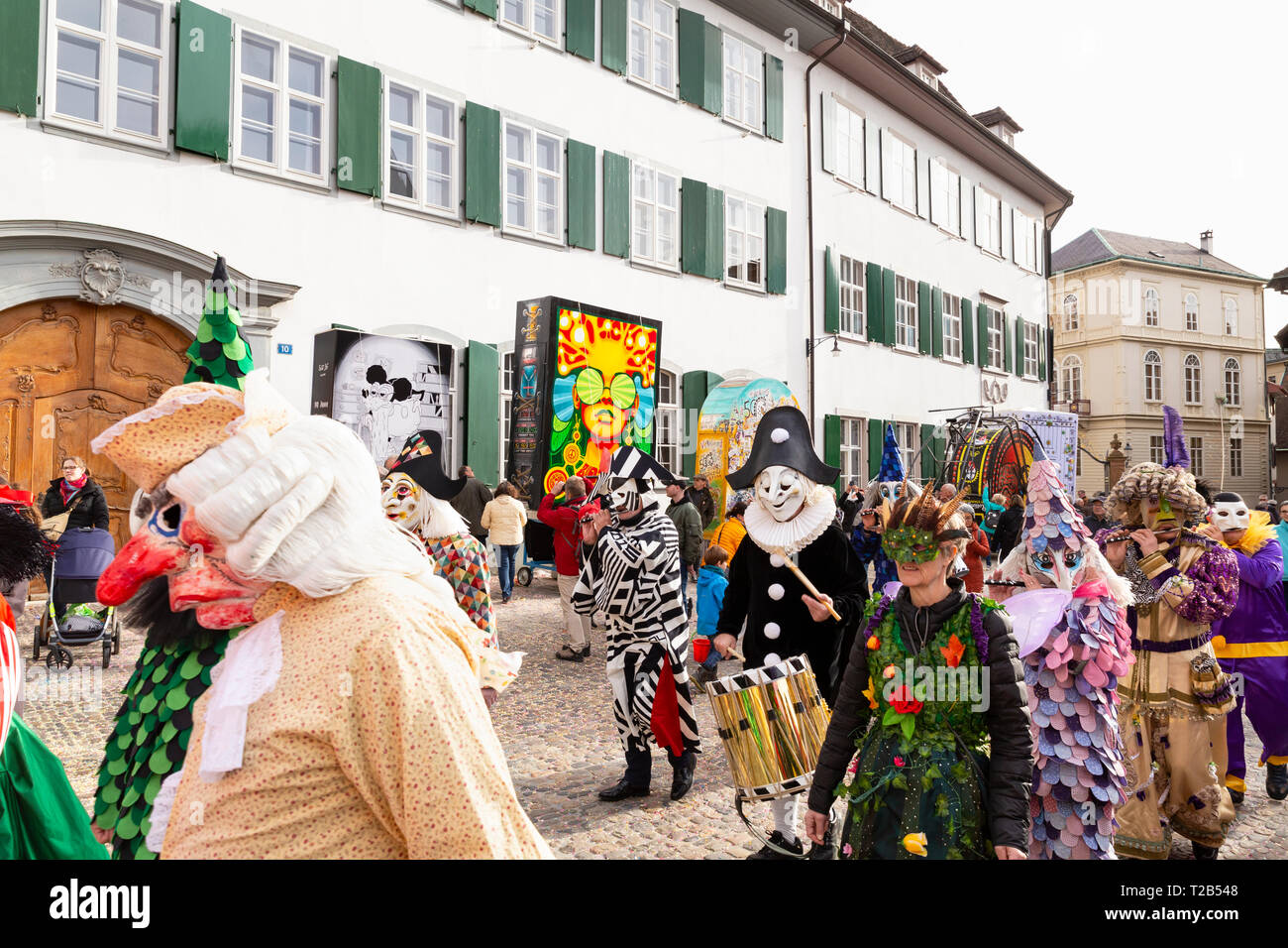 Muensterberg, Basilea, Svizzera - Marzo 12th, 2019. Il carnevale marching gruppo con costumi colorati Foto Stock