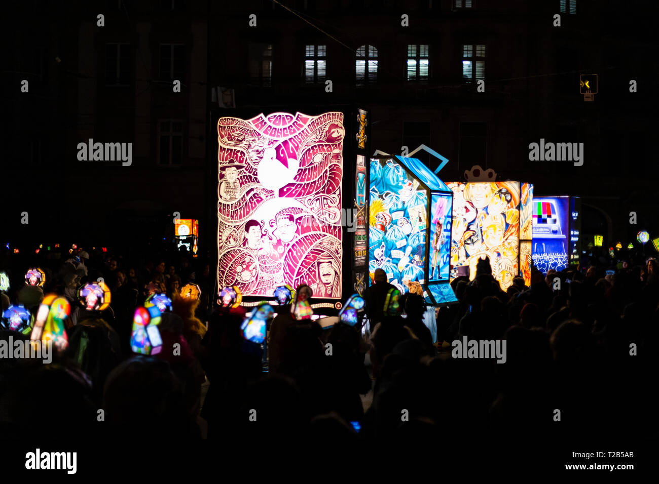 Schifflaende, Basilea, Svizzera - Marzo 11th, 2019. Unico illuminate lanterna principale durante il carnevale morgestraich parade. Foto Stock