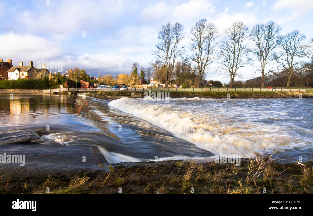 L'acqua scorre su uno sbarramento artificiale sul fiume Severn a Shrewsbury, Shropshire, Inghilterra. Foto Stock