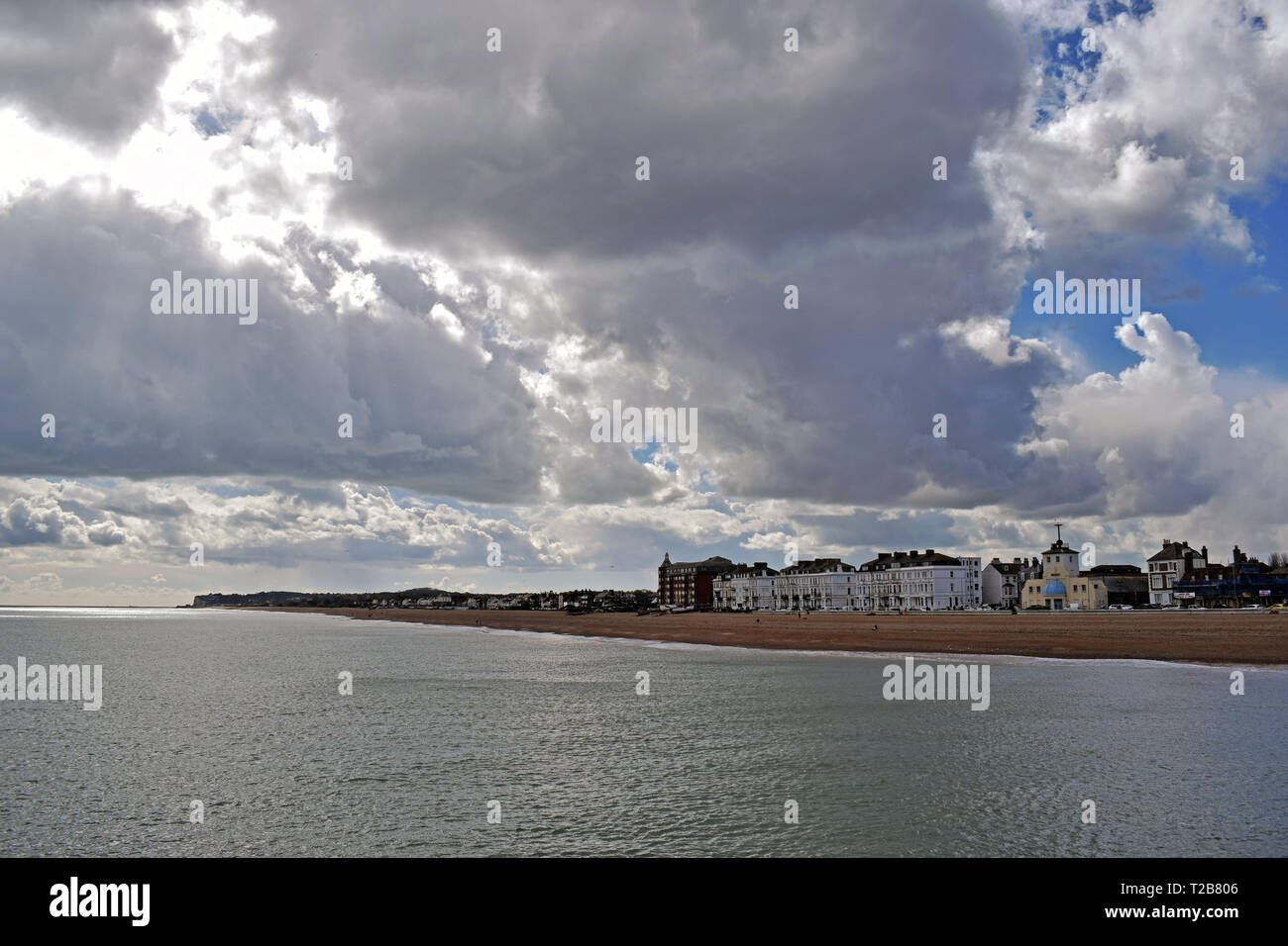 Mare drammatica scena cielo nuvoloso oltre la linea di costa a Deal Kent England Foto Stock