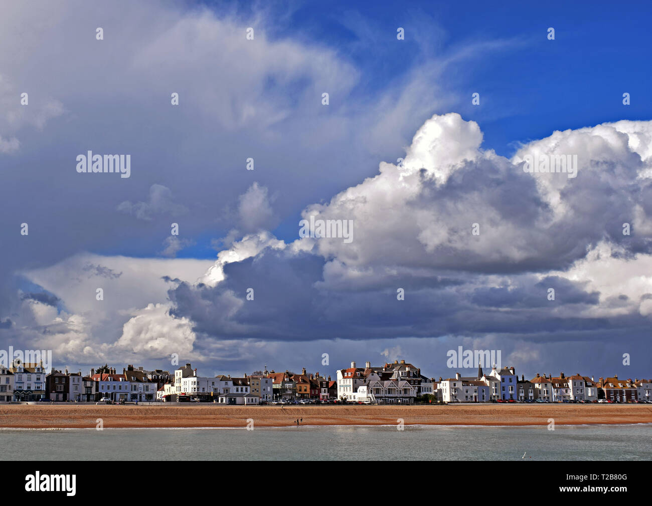 Mare drammatica scena cielo nuvoloso oltre la linea di costa a Deal Kent England Foto Stock