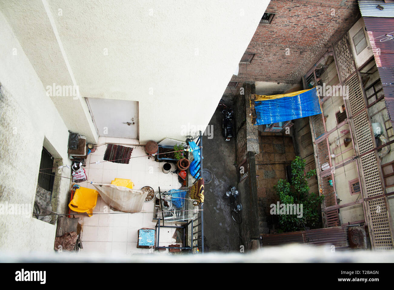 Vista superiore del contrasto di vecchio e nuovo edificio, Peth Kasba di Pune, India. Foto Stock