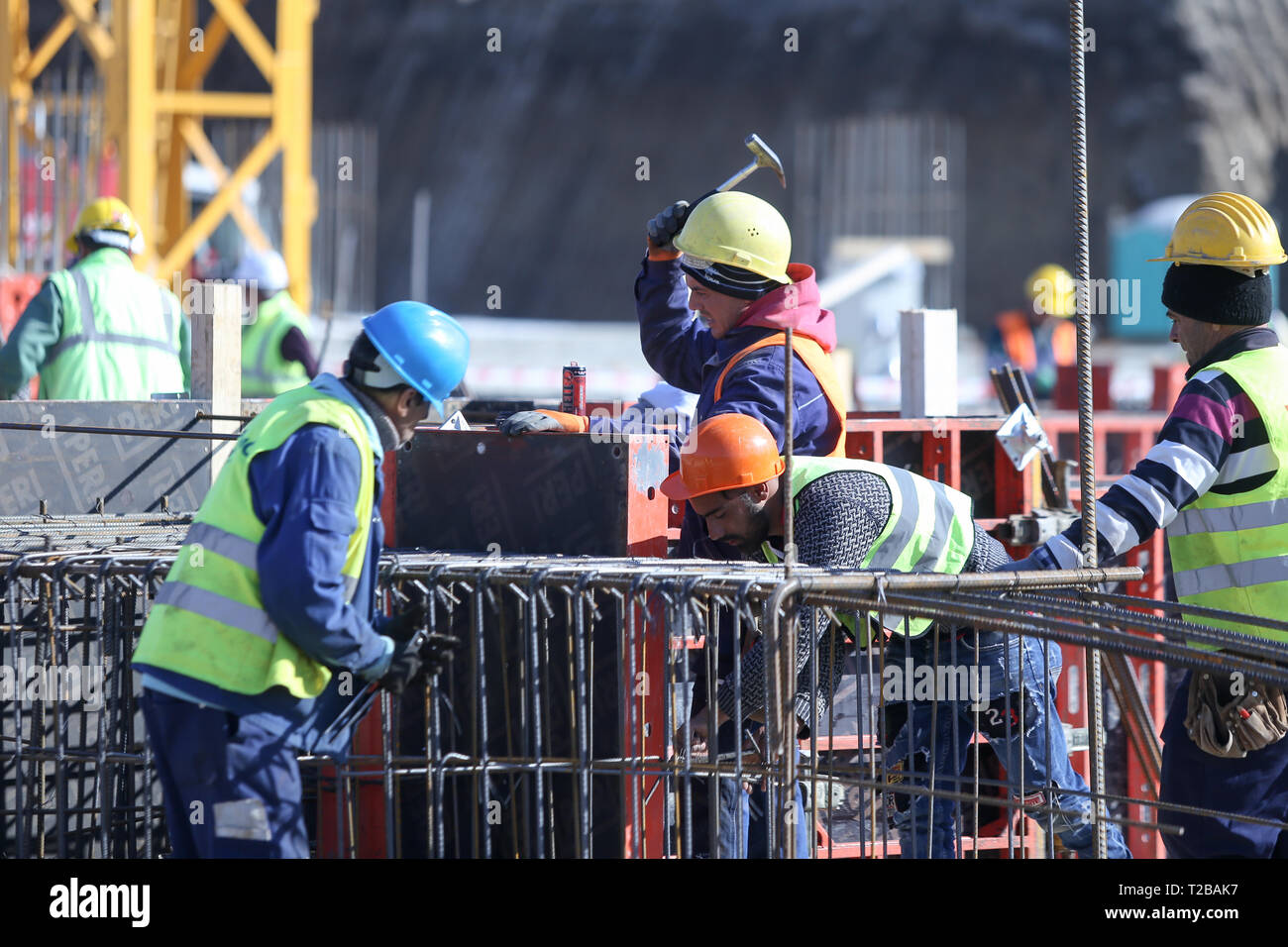 Bucarest, Romania - Marzo 19, 2019: i lavoratori su un sito in costruzione Foto Stock