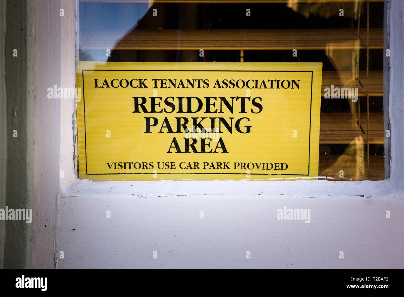 Segno nella finestra cottage informare i visitatori tentati tp park che i residenti hanno la priorità nel villaggio. Un ampio parcheggio è disponibile sulla periferia Foto Stock