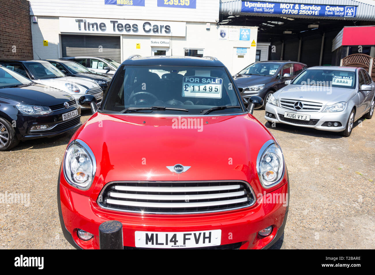 Tempo Tees Auto, Station Road, Upminster, London Borough of Havering, Greater London, England, Regno Unito Foto Stock